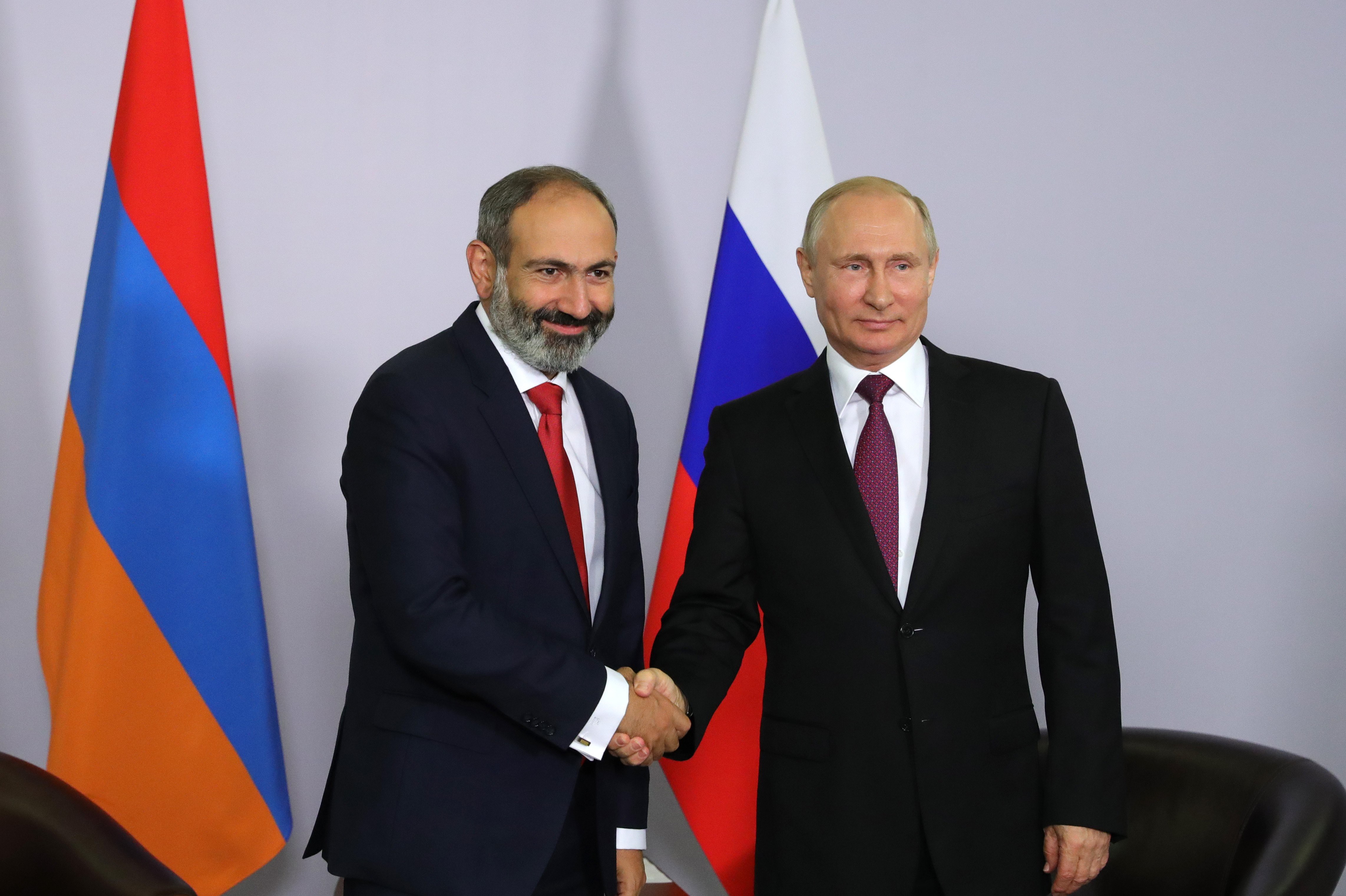 Presiden Rusia Vladimir Putin berjabat tangan dengan perdana menteri Armenia Nikol Pashinyan, 2018