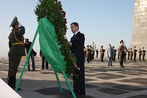 Presiden Rusia Dmitry Medvedev di tugu peringatan Genosida Armenia di Yerevan
