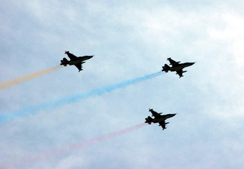 Angkatan Udara Armenia Su-25 saat parade militer