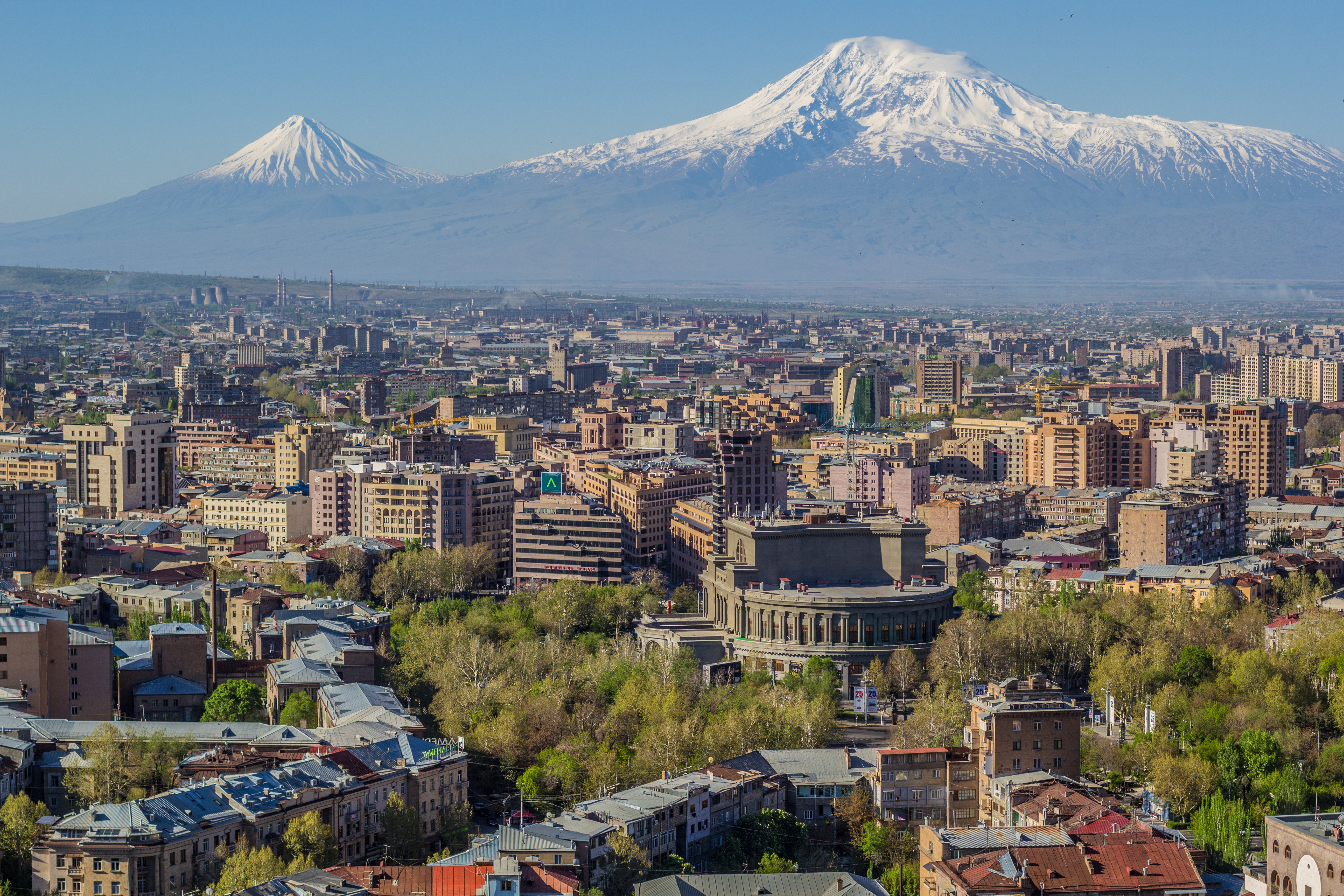 Yerevan adalah pusat ekonomi dan budaya Armenia.