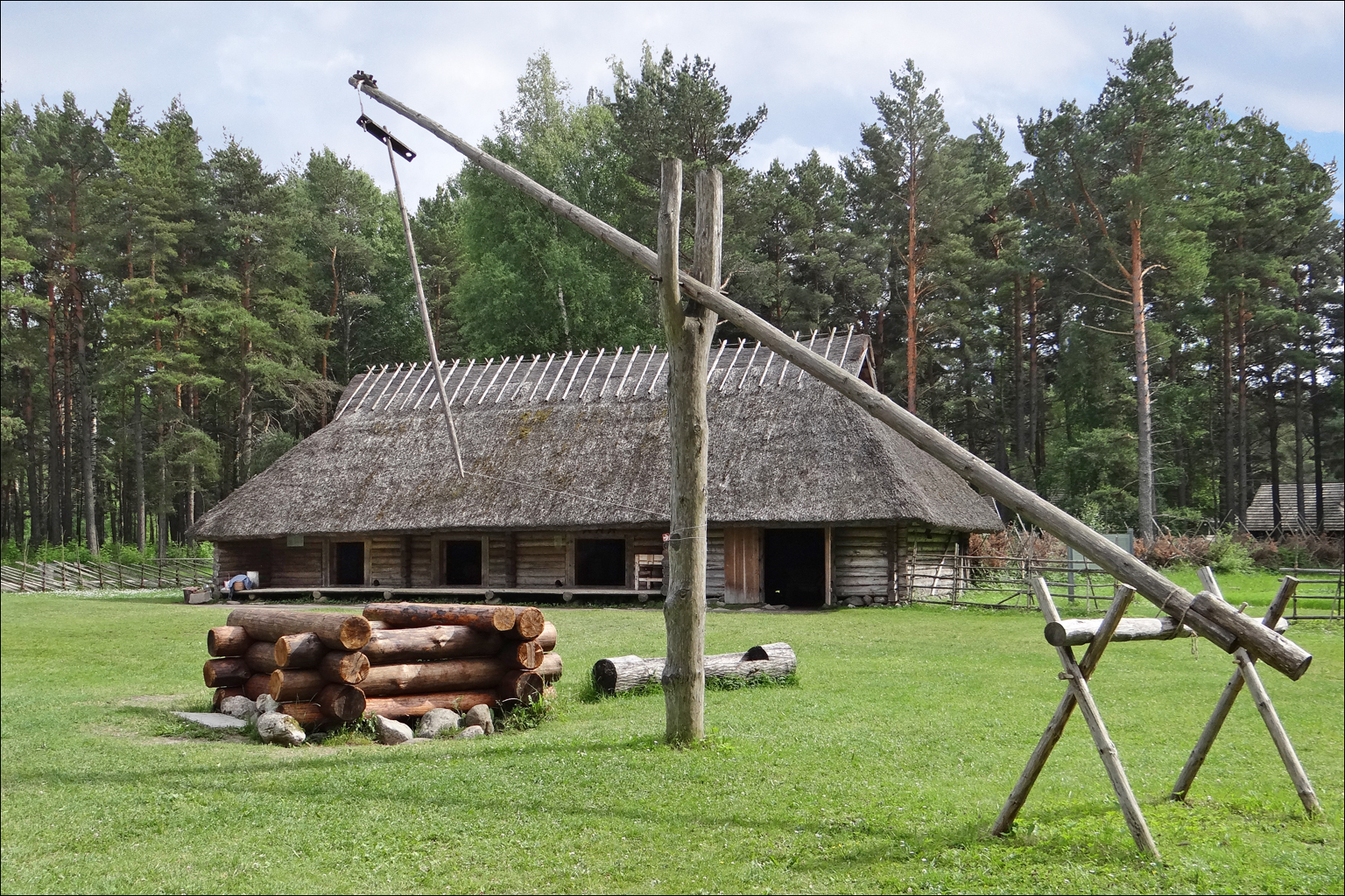 Một trang trại truyền thống được xây dựng theo phong cách bản địa Estonia