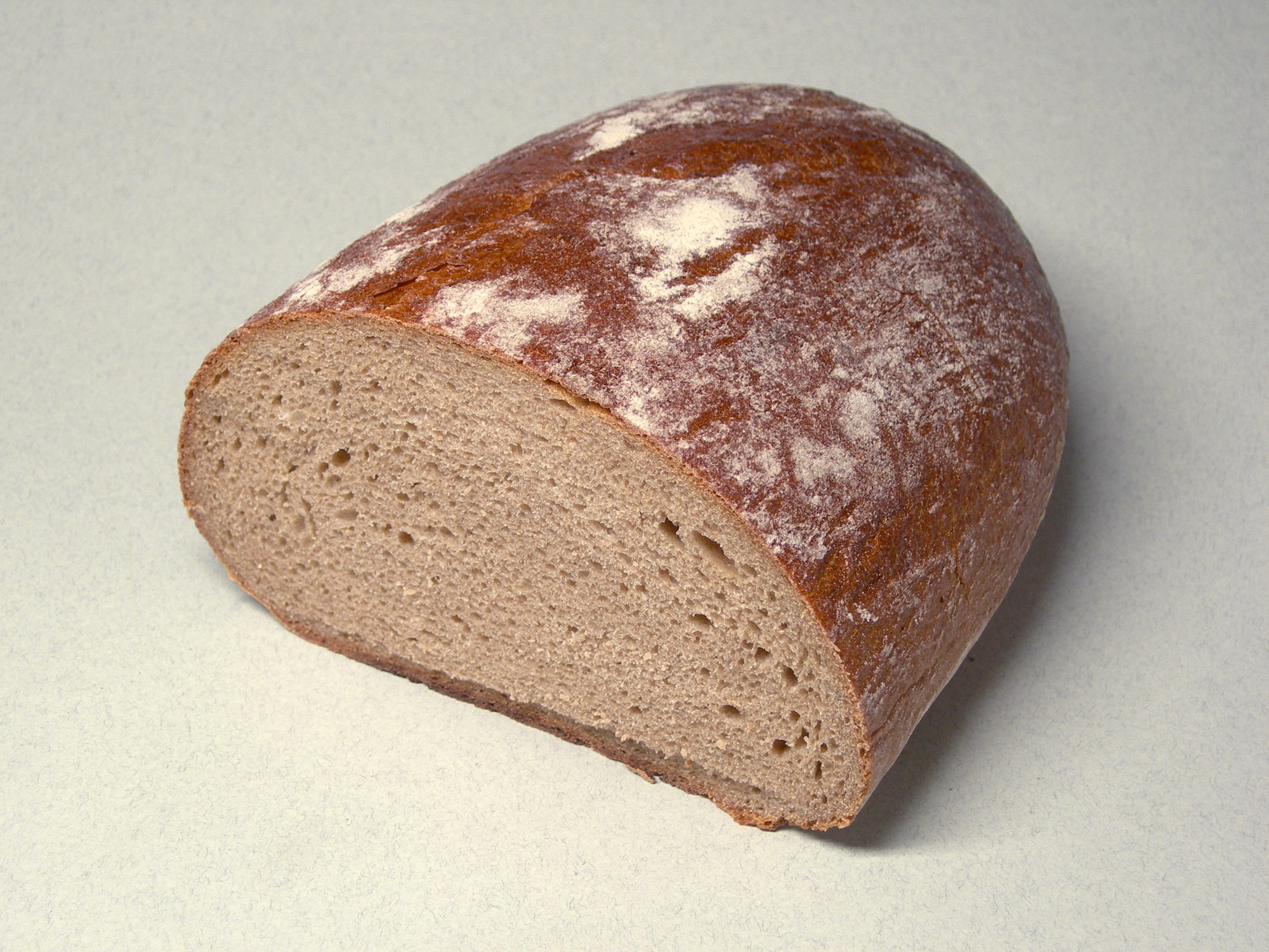Một nửa ổ bánh mì lúa mạch đen