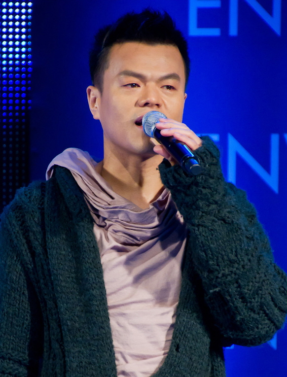 마이크를 들고 있는 박진영의 사진