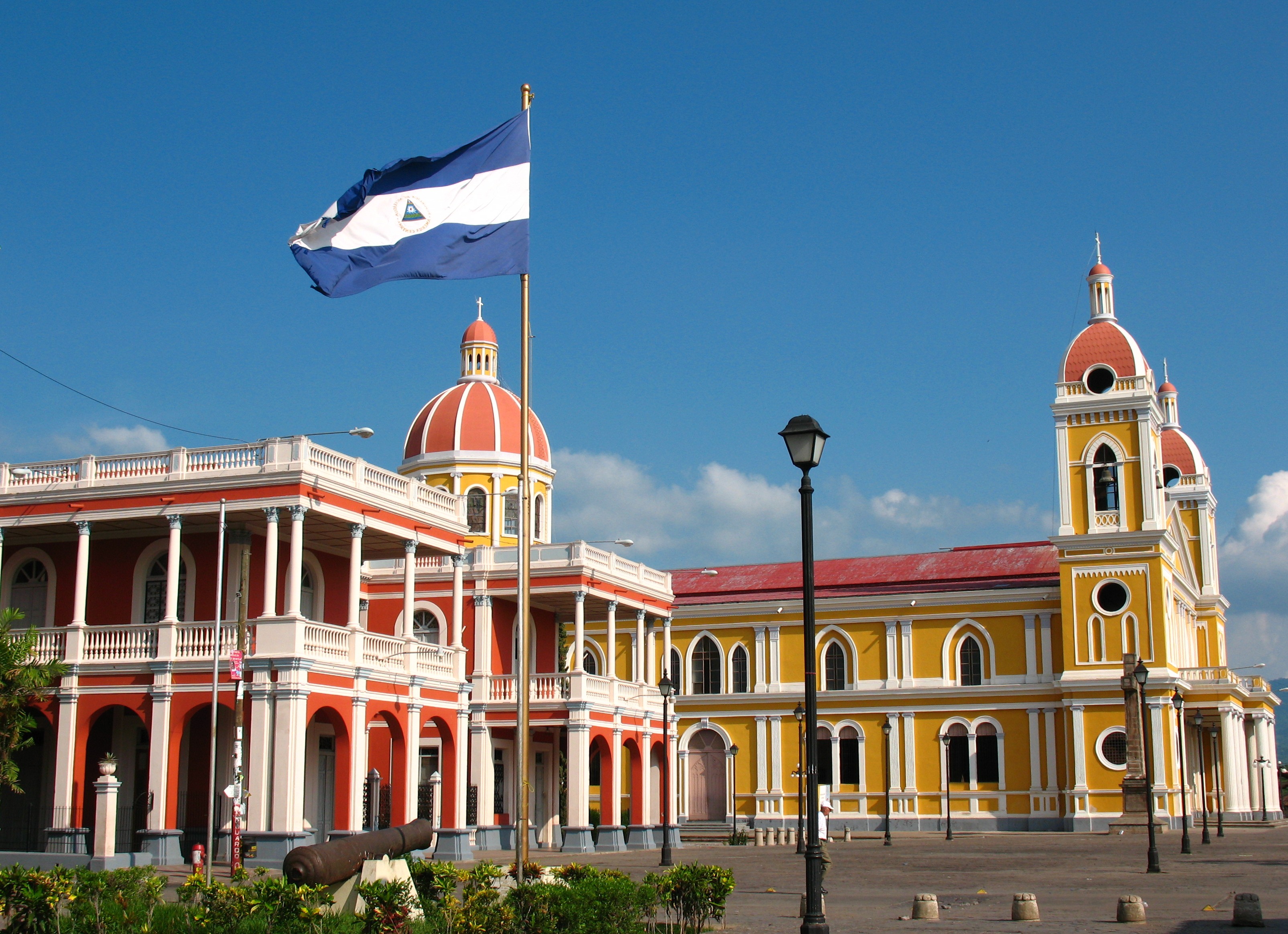 The colonial city of Granada near Lake Nicaragua, founded by the Spanish and a rival to León.