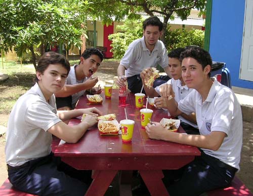 Học sinh trung học Nicaragua tại Trường Mỹ Nicaragua.