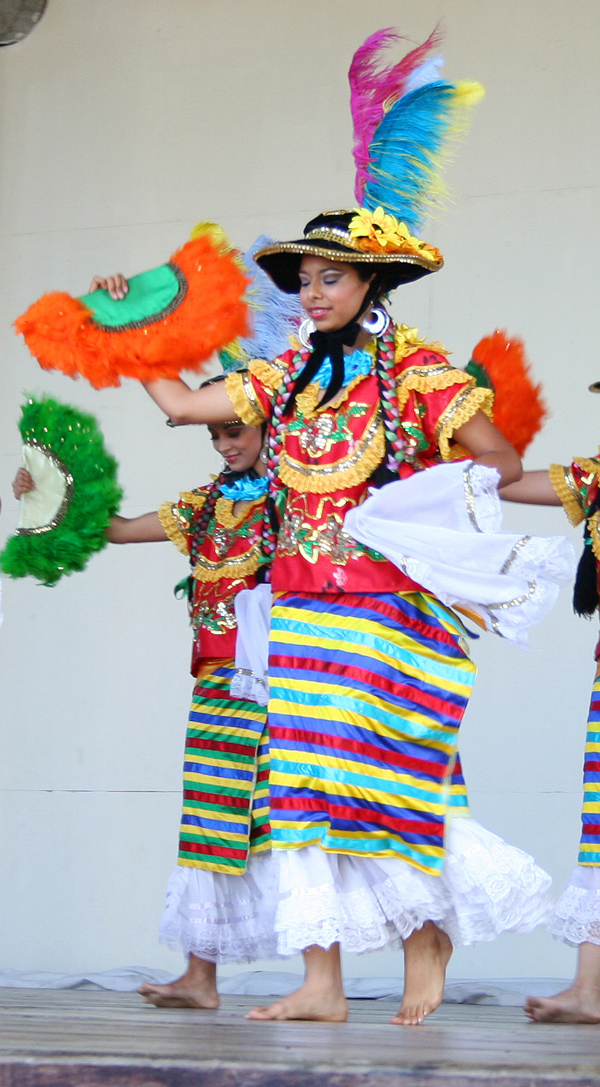 Nicaraguan women wearing the Mestizaje costume, a traditional attire for the Mestizaje dance, showcasing Spanish influence on Nicaraguan clothing.