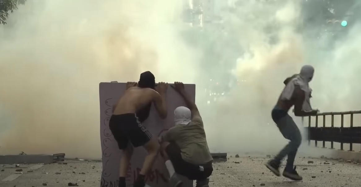 Protesters in Caracas fighting against the public forces during the 2024 Venezuelan protests
