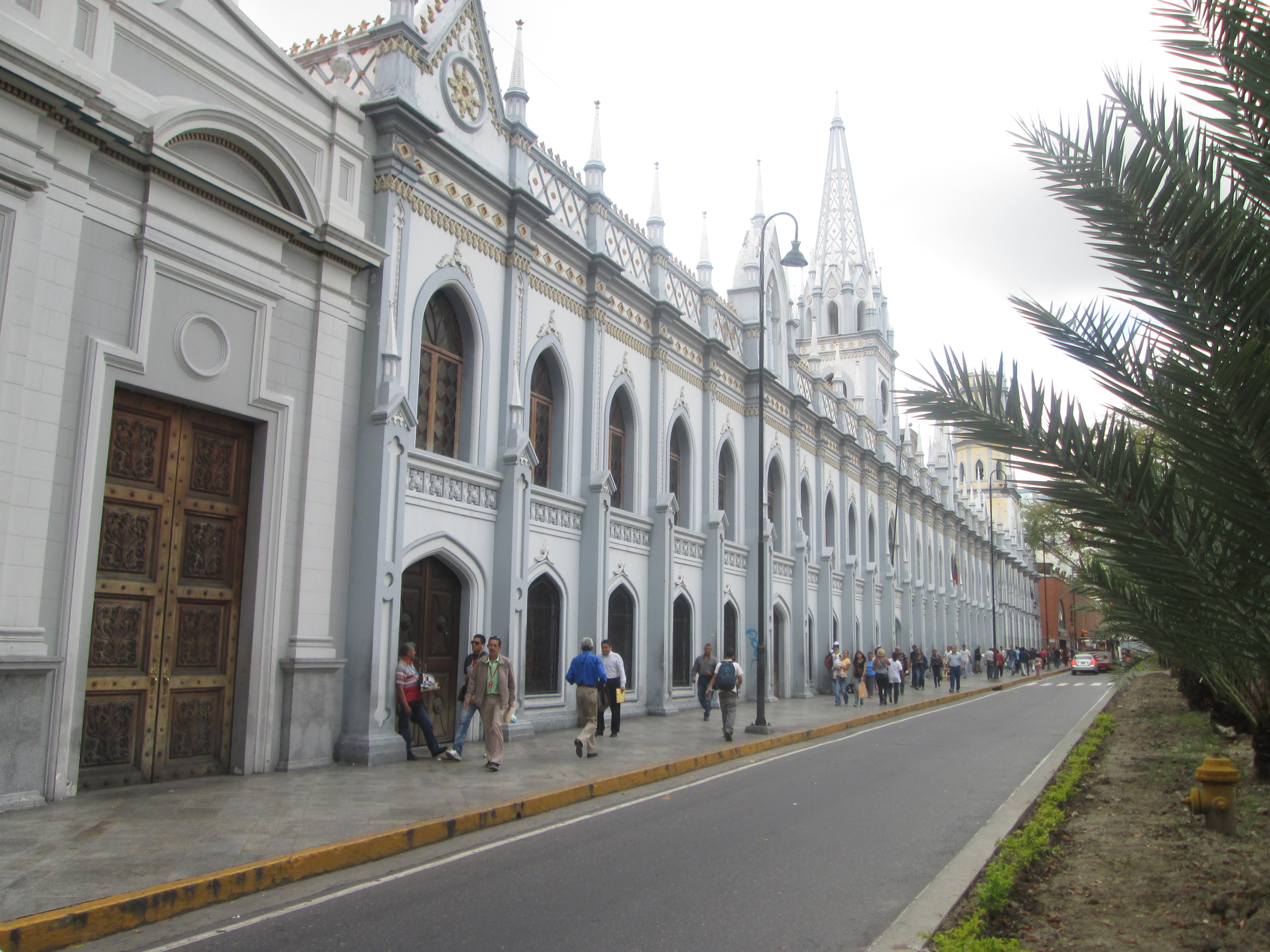 The Venezuelan Academy of Language studies the development of Spanish in the country.