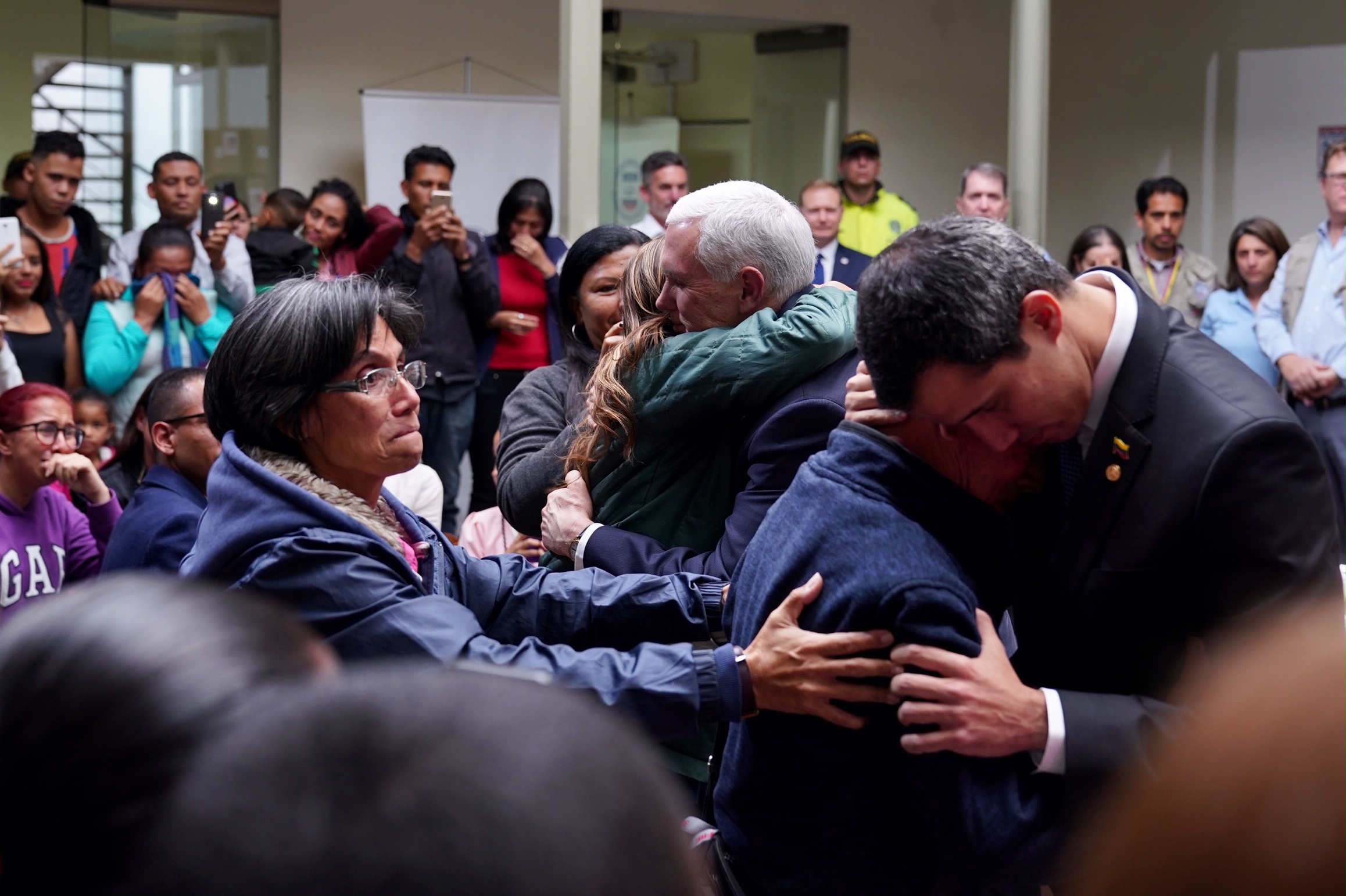 Phó Tổng thống Hoa Kỳ Mike Pence và Juan Guaidó gặp gỡ người tị nạn Venezuela tại Bogotá, Colombia, tháng 2 năm 2019.