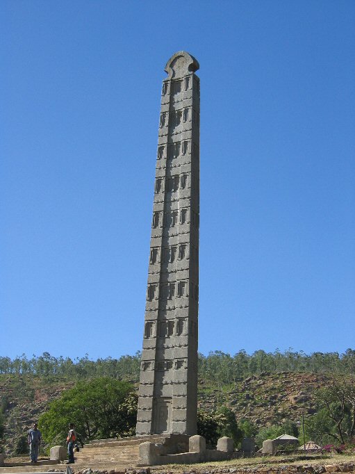 Stele Raja Ezana. Tingginya mencapai 23m.