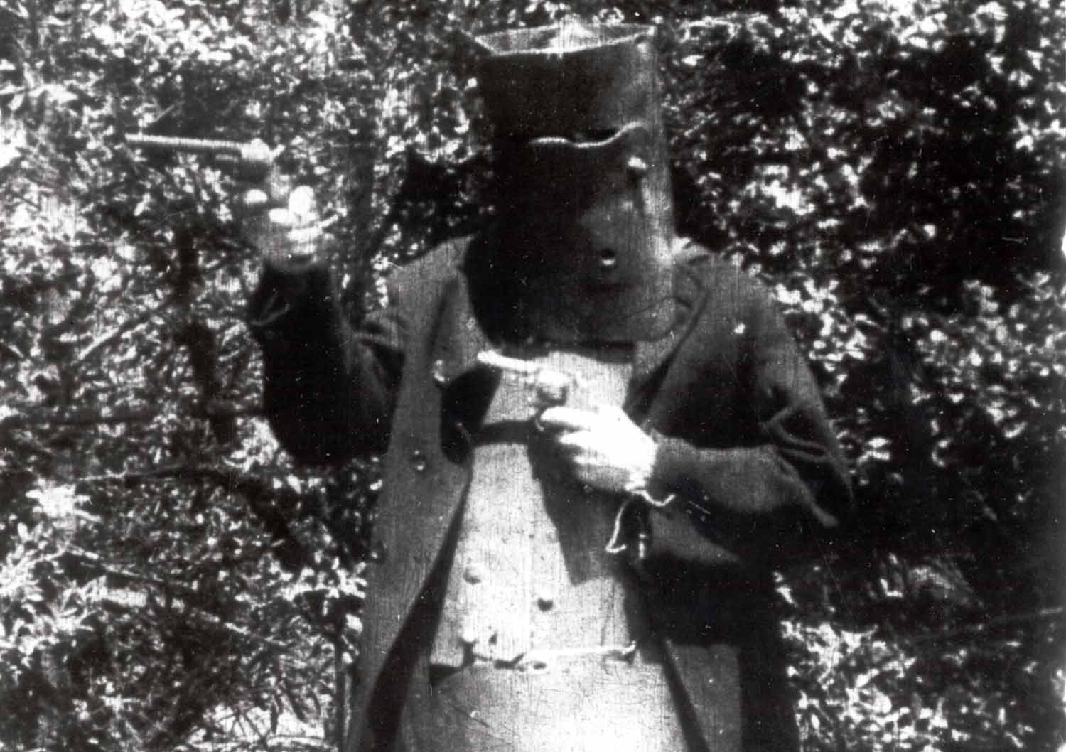 Aktor yang memerankan perampok dan penjahat Ned Kelly dalam The Story of the Kelly Gang (1906), film naratif panjang pertama di dunia