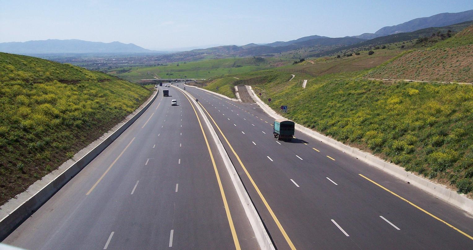 Jalan raya utama yang menghubungkan perbatasan Maroko ke Tunisia adalah bagian dari proyek Jalan Raya Kairo-Dakar