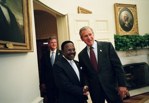 アメリカ合衆国大統領ジョージ・W・ブッシュとオマール・ボンゴ大統領(2004年5月、ホワイトハウスオーバルオフィスにて)