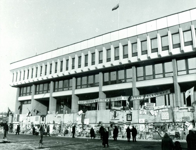 Civilians protecting the Seimas Palace in Vilnius during the January Events of 1991.