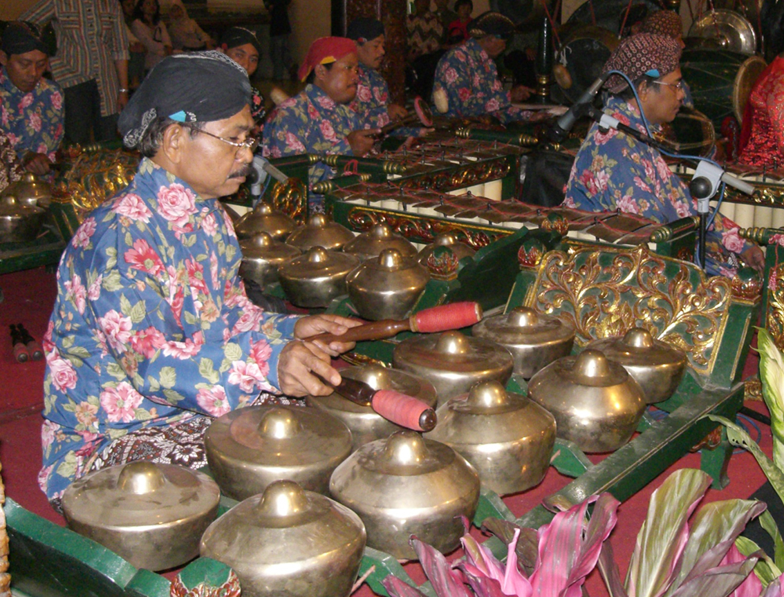 Một người chơi gamelan.