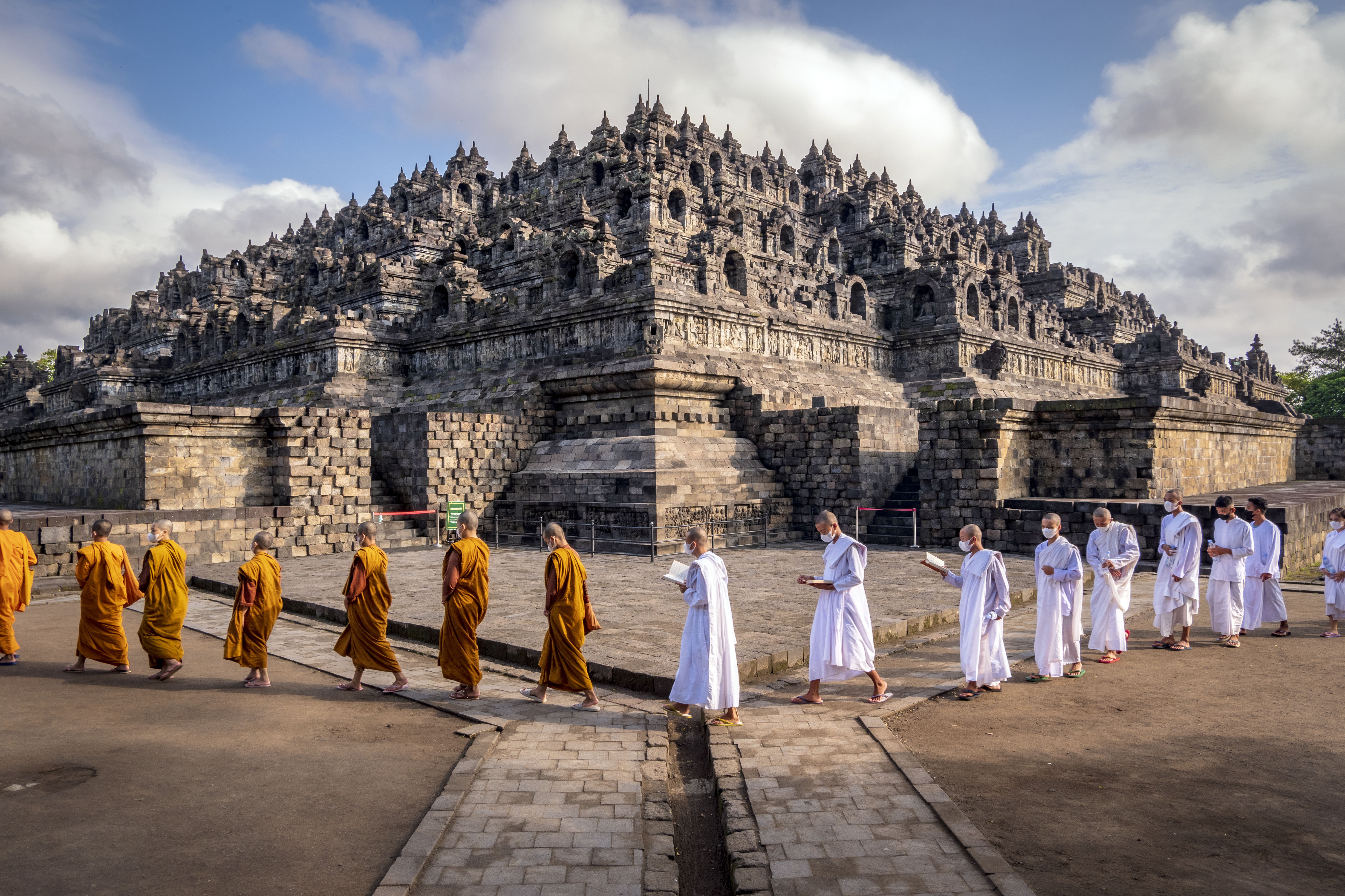 Các nhà sư Phật giáo thực hiện nghi lễ Pradakshina tại đền Borobudur, Trung Java.