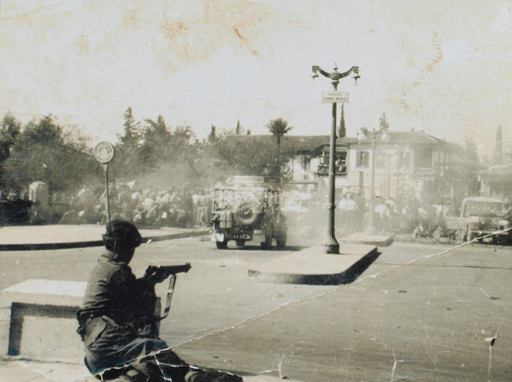 Seorang tentara Inggris menghadapi kerumunan demonstran Siprus Yunani di Nikosia (1956)