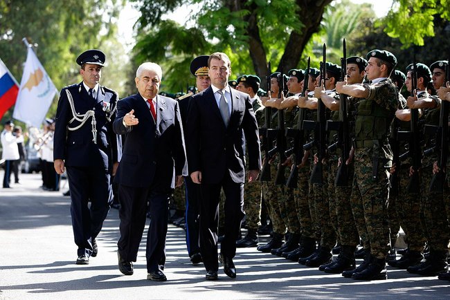 Upacara penyambutan mantan presiden Rusia Dmitry Medvedev oleh tentara Garda Nasional Siprus