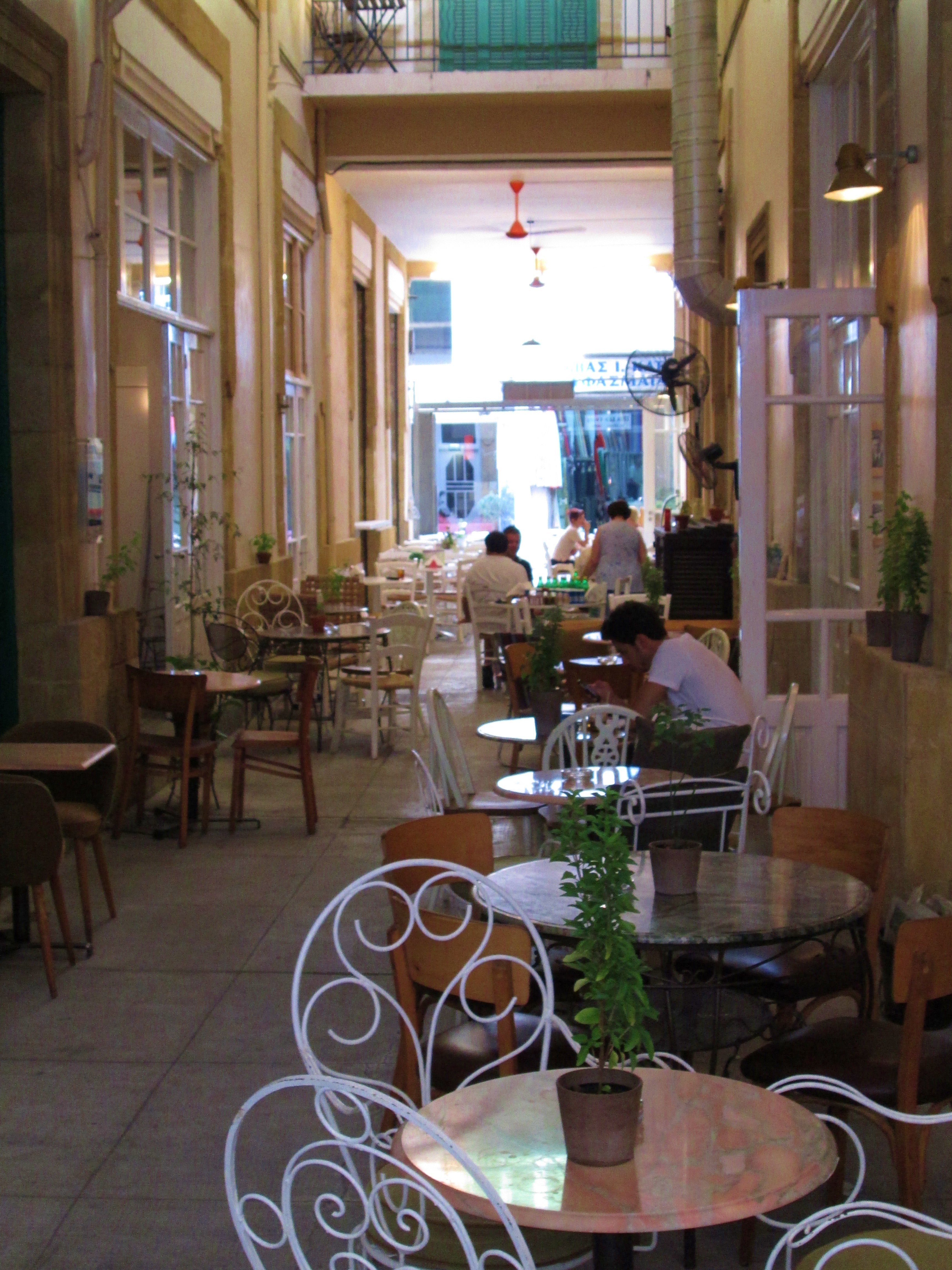 Kafe gaya Siprus di sebuah arkade di Nikosia