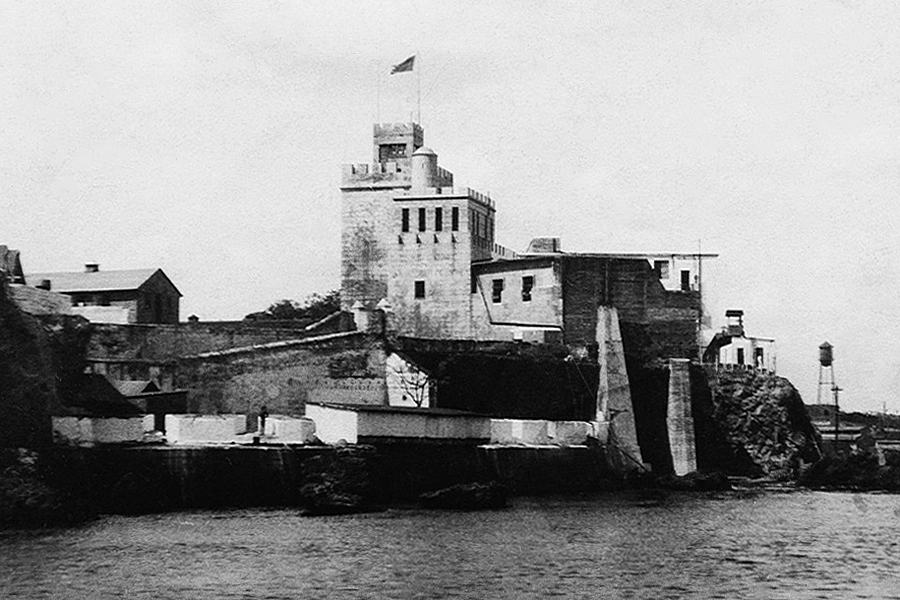 アメリカ占領下のドミニカ共和国のオサマ要塞に翻るアメリカ国旗(1922年頃)