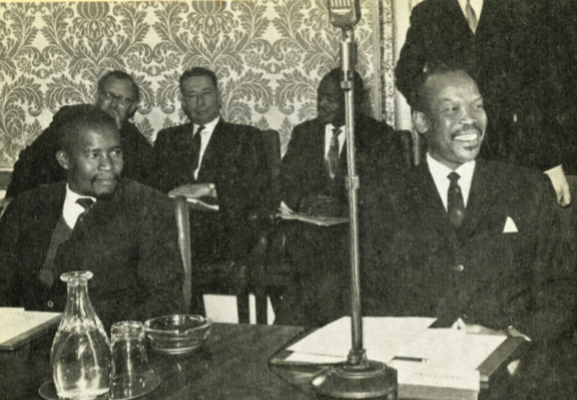 Seretse Khama (kanan) dan Quett Masire (kiri) semasa rundingan kemerdekaan di London, 1965.