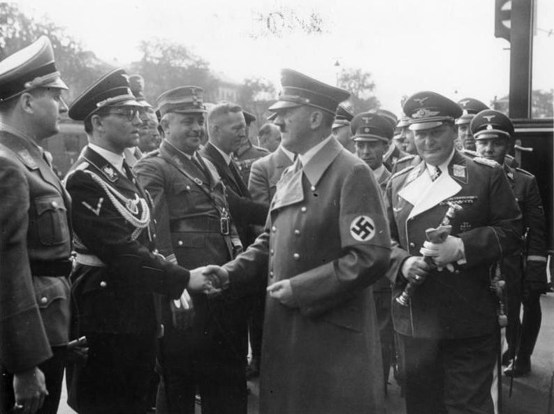 1938년 뮌헨에서 히틀러가 그의 총리실 수장 필립 볼러를 맞이하는 동안 시라흐가 이를 지켜보고 있다.