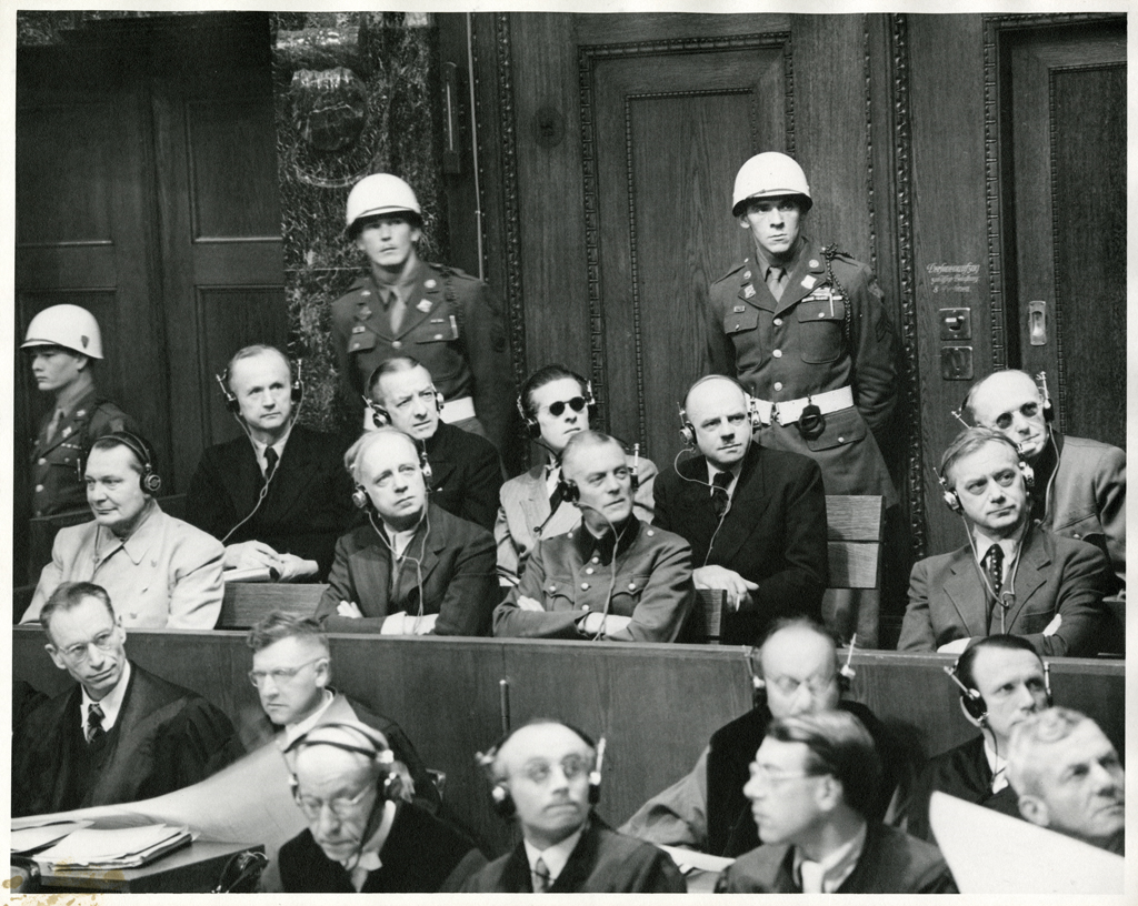 1945年11月22日、ニュルンベルク裁判の被告席。後列左から3番目の人物がシーラッハ。