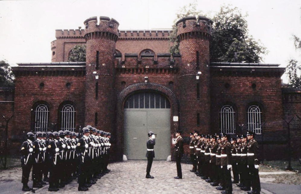 シーラッハが1947年から1966年まで服役したシュパンダウ刑務所の正面。写真はアメリカ軍からイギリス軍への交替式。同刑務所では連合国4カ国が月ごとに交替で看守を派遣しました。