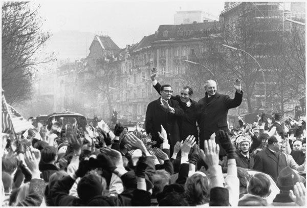 1969년 서베를린에서 군중에게 손을 흔드는 키징거(오른쪽)와 리처드 닉슨 미국 대통령(중앙)