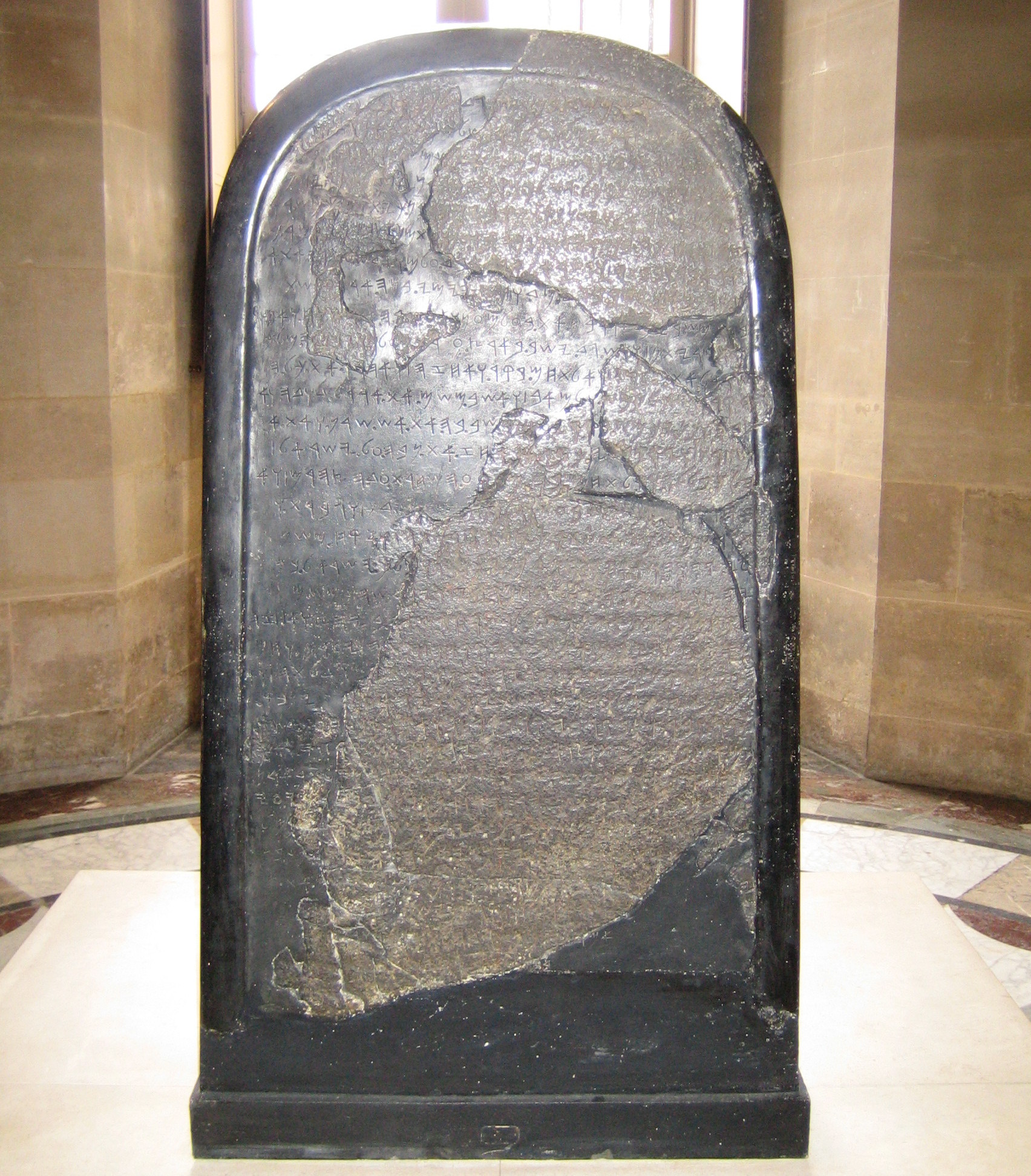 Prasasti Mesa (sekitar 840 SM) mencatat kejayaan Mesa, Raja Moab, dipajang di Museum Louvre.