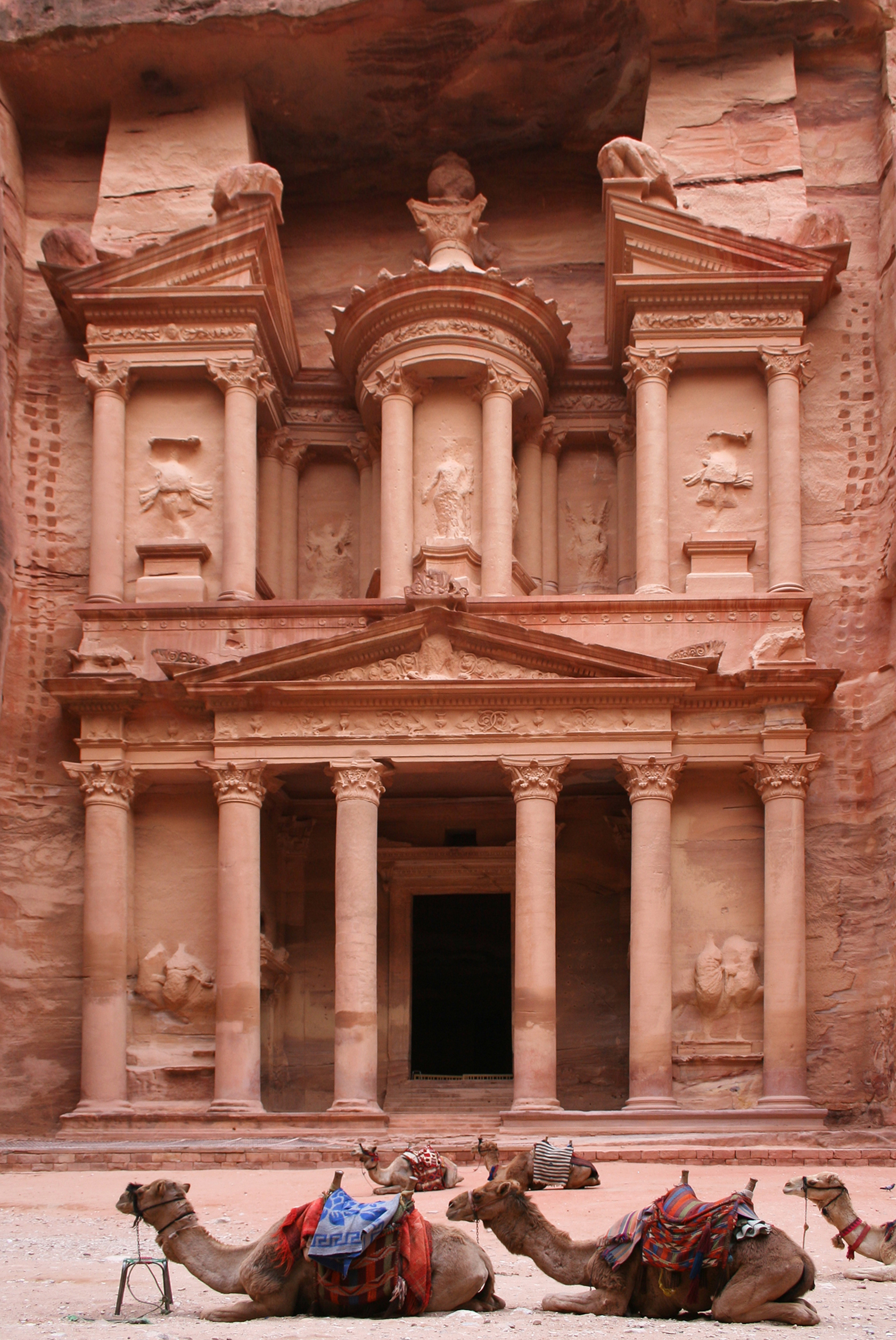 Petra, salah satu dari Tujuh Keajaiban Dunia Baru, berisi Al-Khazneh, yang diyakini sebagai mausoleum Raja Nabath, Aretas IV Philopatris, abad ke-1 M.