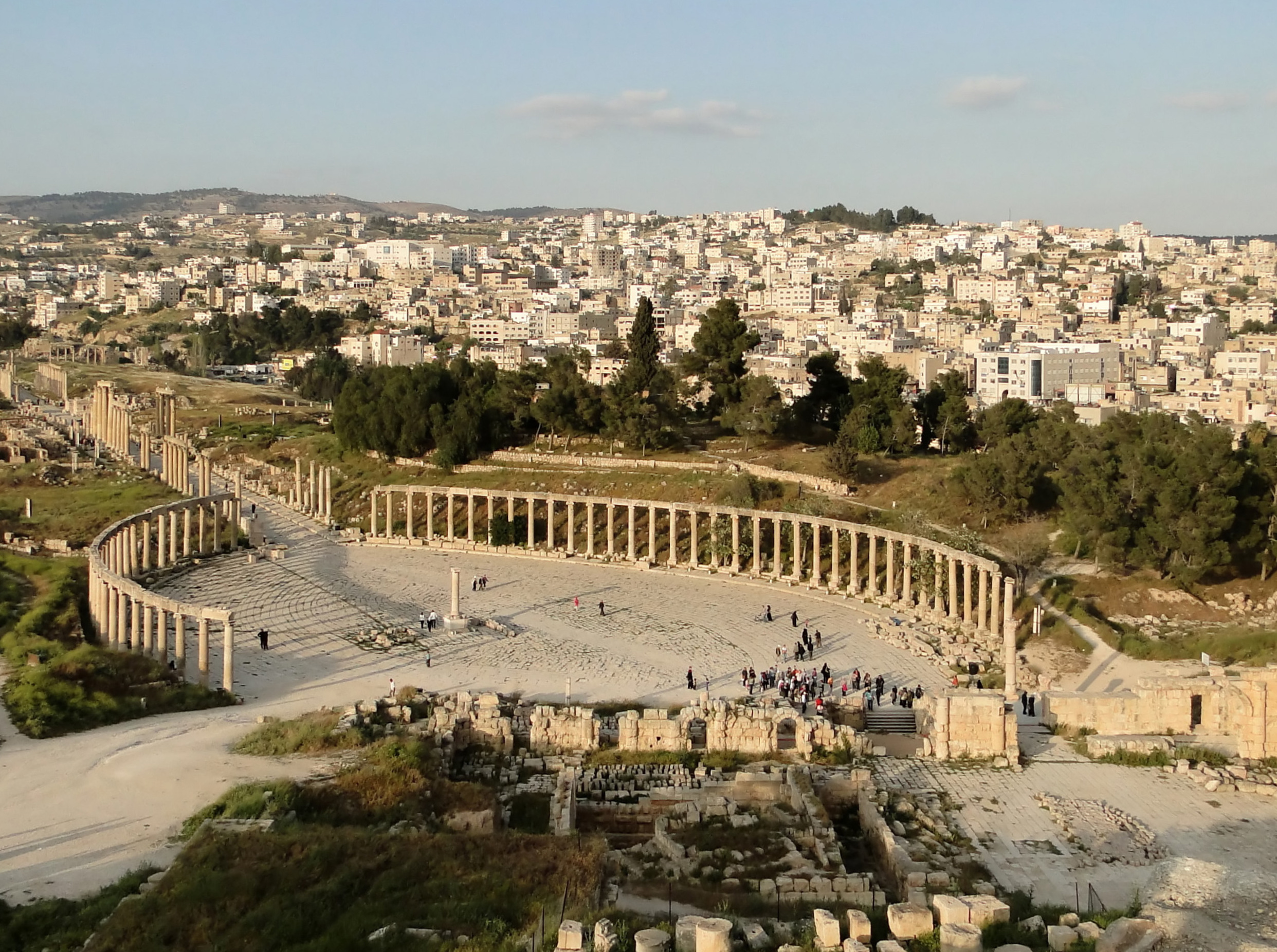 Forum Oval di Jerash (sekitar abad ke-1 M), saat itu anggota liga sepuluh kota Yunani-Romawi, Dekapolis, tujuh di antaranya berada di Yordania modern.