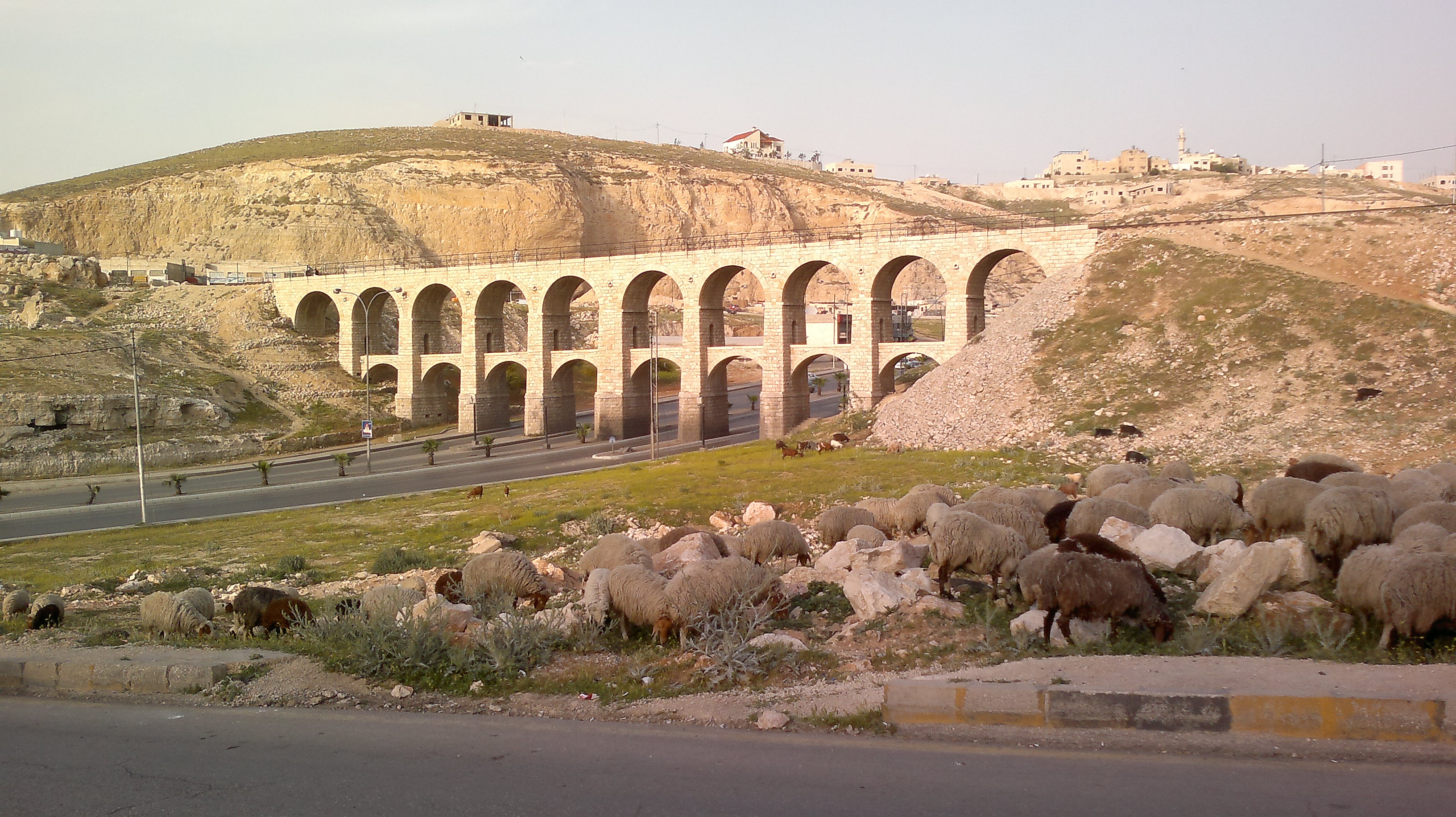 Jembatan sepuluh lengkungan Utsmaniyah yang dibangun dekat Amman pada tahun 1908, sebagai bagian dari Jalur kereta api Hejaz, yang membentang sepanjang Transyordania dan menghubungkan Damaskus dengan Madinah.