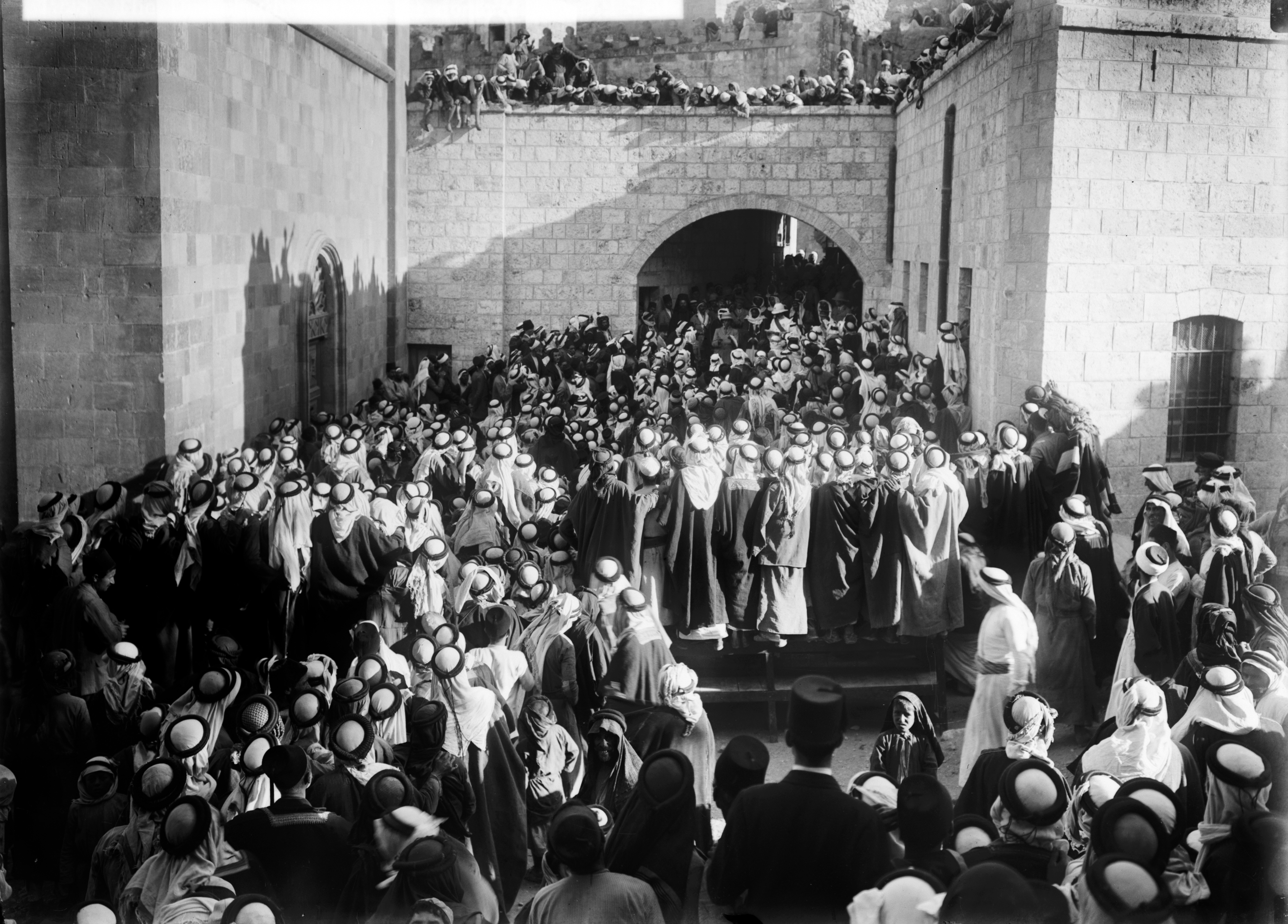 Penduduk As-Salt berkumpul pada 20 Agustus 1920 selama kunjungan Komisaris Tinggi Inggris ke Transyordania