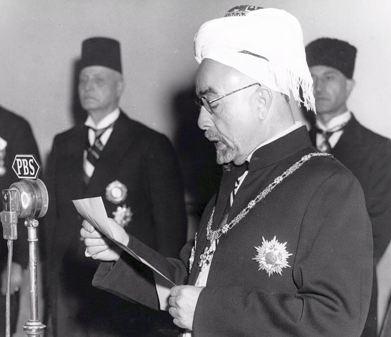 Raja Abdullah I pada 25 Mei 1946 mendeklarasikan kemerdekaan, dengan Perdana Menteri Ibrahim Hashem di latar belakang.