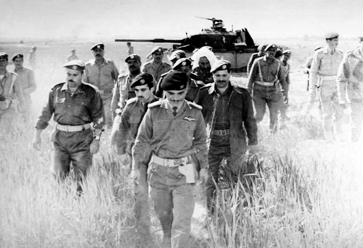 Raja Hussein pada 21 Maret 1968 memeriksa tank Israel yang ditinggalkan setelah Pertempuran Karameh.