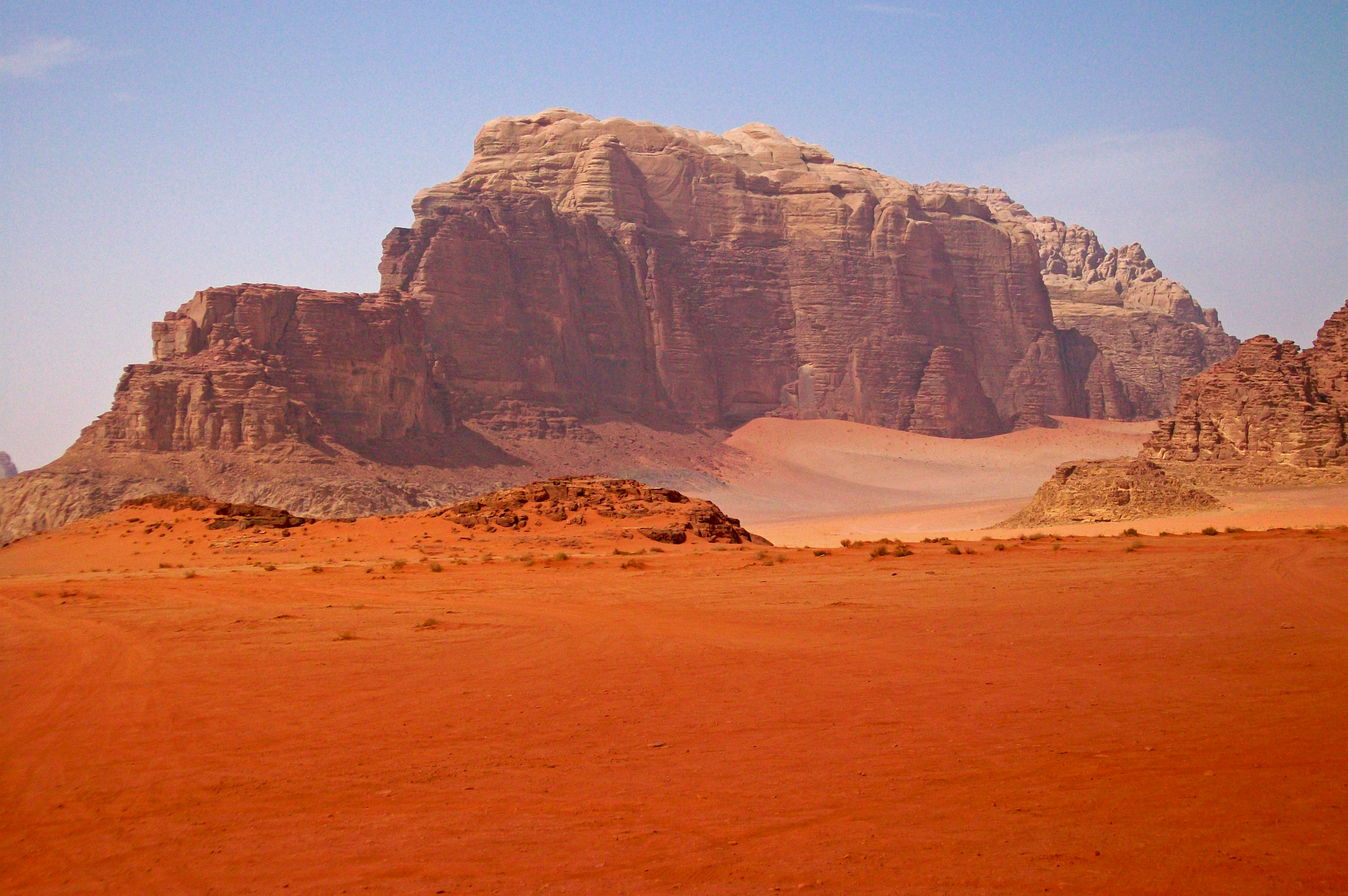 Wadi Rum adalah sebuah lembah di selatan Yordania yang kemiripannya dengan permukaan Mars telah menjadikannya lokasi wisata dan syuting yang populer, termasuk adegan-adegan dalam film The Martian.