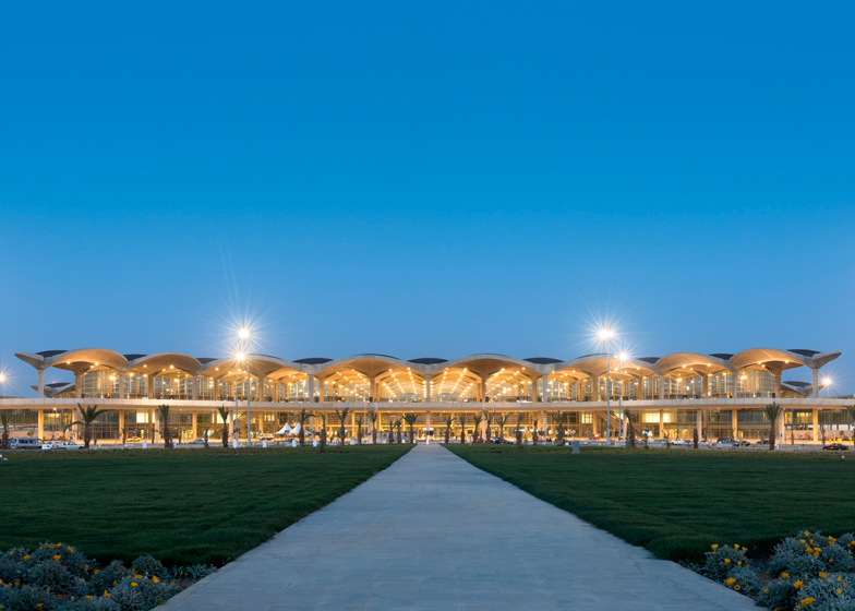 Terminal Bandar Udara Internasional Queen Alia dekat Amman terpilih sebagai bandara terbaik di Timur Tengah untuk tahun 2014 dan 2015 oleh ASQ.