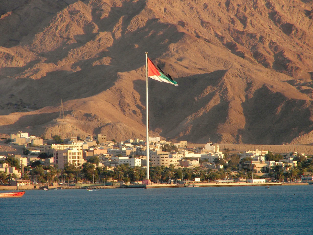 Tiang Bendera Aqaba di kota paling selatan Aqaba, satu-satunya outlet pesisir Yordania.