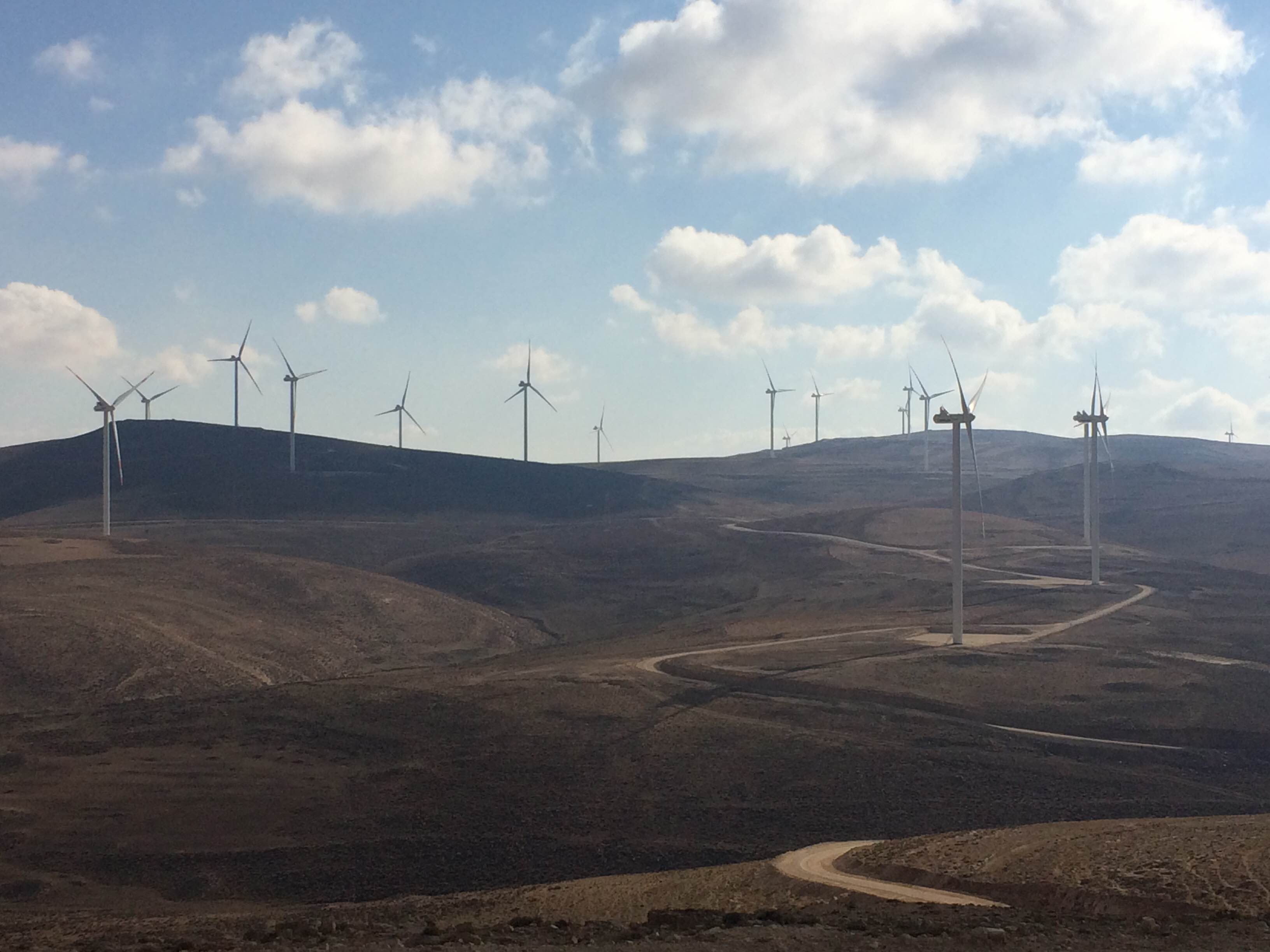 Ladang Angin Tafila berkapasitas 117 MW di selatan Yordania adalah ladang angin komersial pertama dan terbesar di Timur Tengah.