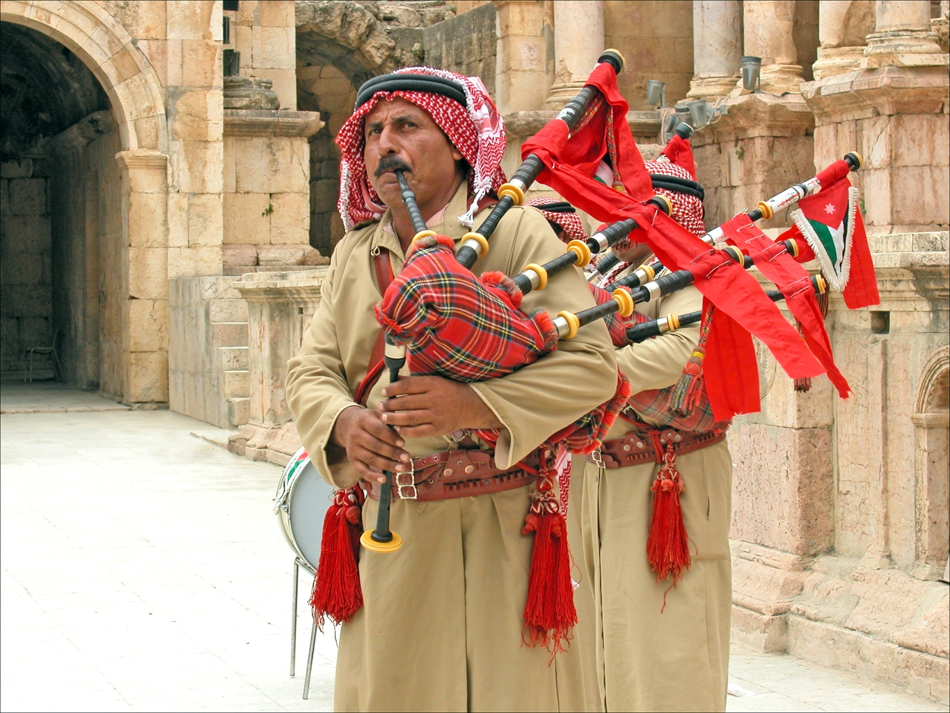 Grup musik foklor Yordania memainkan bagpipe di Jerash.