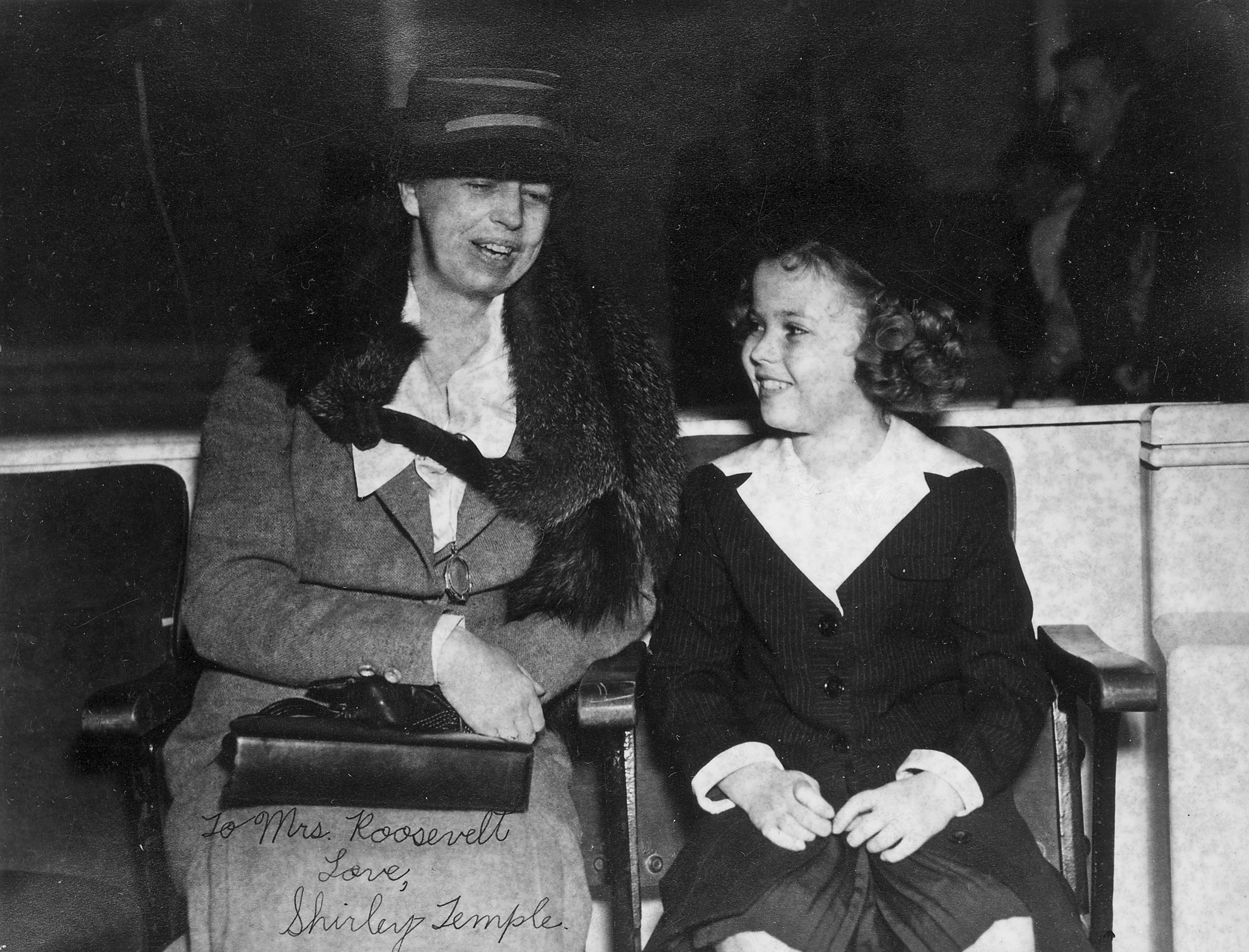 子役時代のシャーリー・テンプル(右)とエレノア・ルーズヴェルト大統領夫人(1938年)。アメリカ国立公文書記録管理局提供。写真は夫人にシャーリーが贈ったサイン入りのブロマイドで、実物は現在ルーズヴェルト大統領記念館に展示。