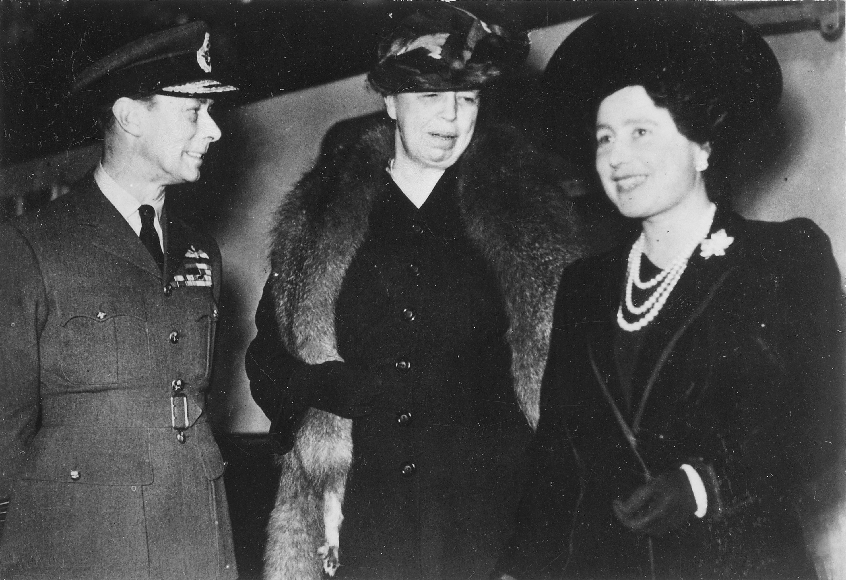 1942년 10월 23일 런던에서 엘레노어 루스벨트 (중앙), 조지 6세 국왕, 엘리자베스 왕비