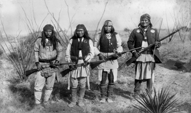 제로니모 (오른쪽)와 그의 전사들, 1886년