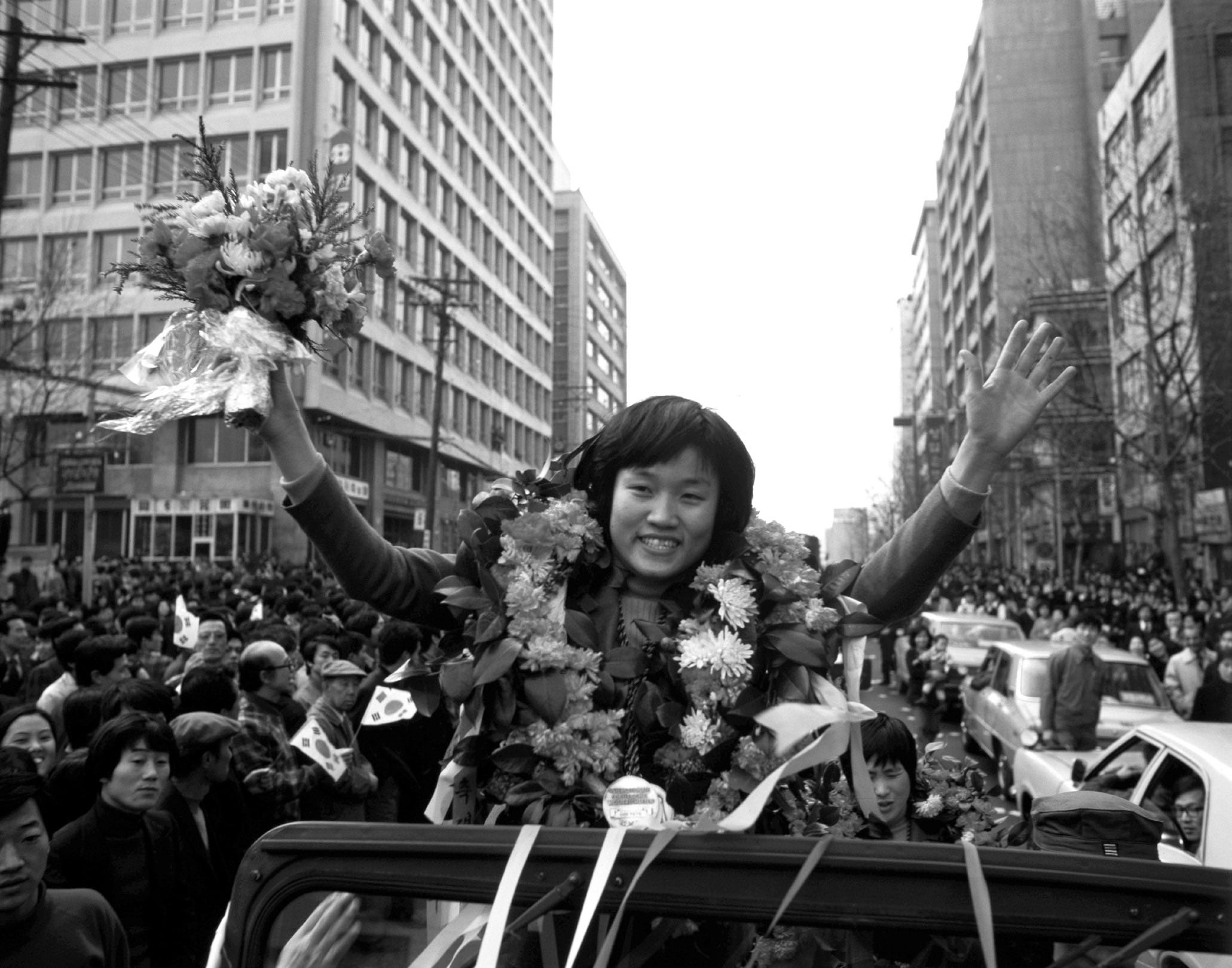 1976년 서독 국제오픈탁구대회에서 우승한 이에리사와 환영 인파