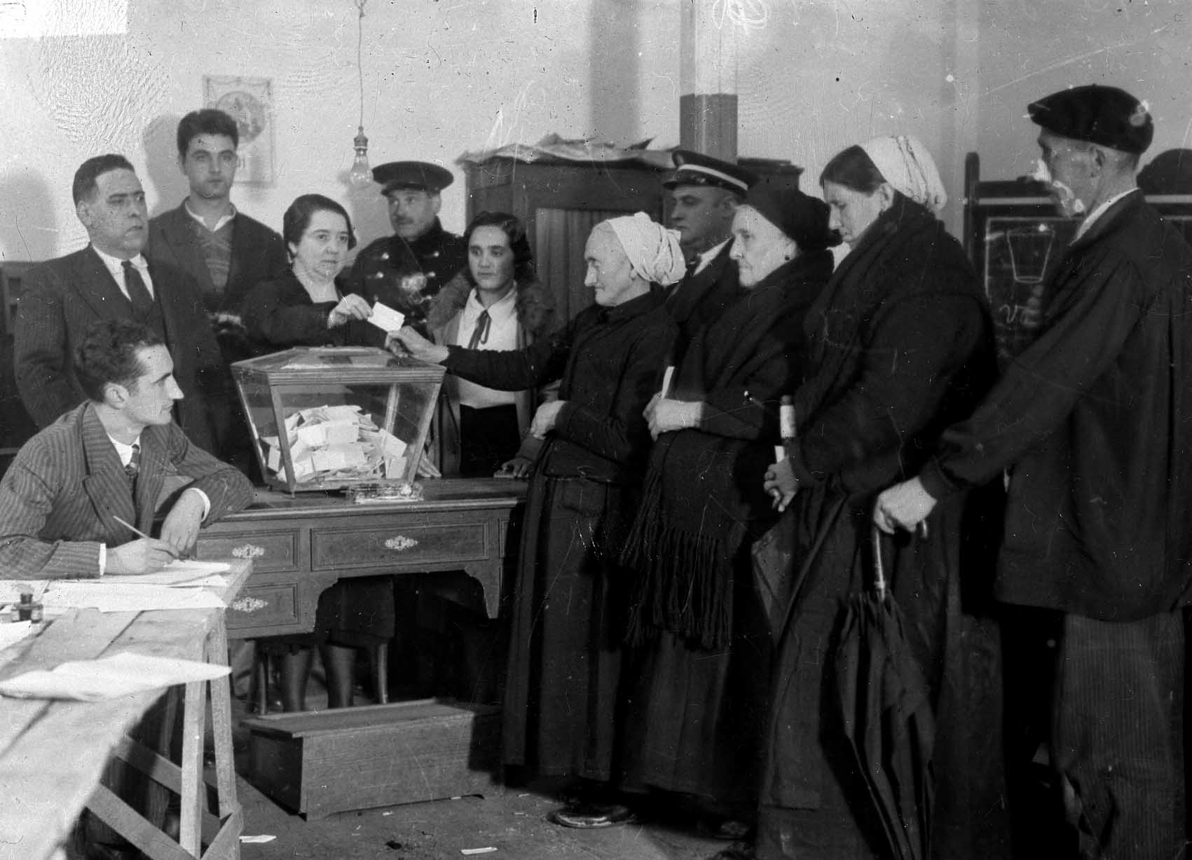 Women voting in Éibar in 1933, after women's suffrage was approved during the Second Spanish Republic. Deputy Clara Campoamor was a key figure for this right.
