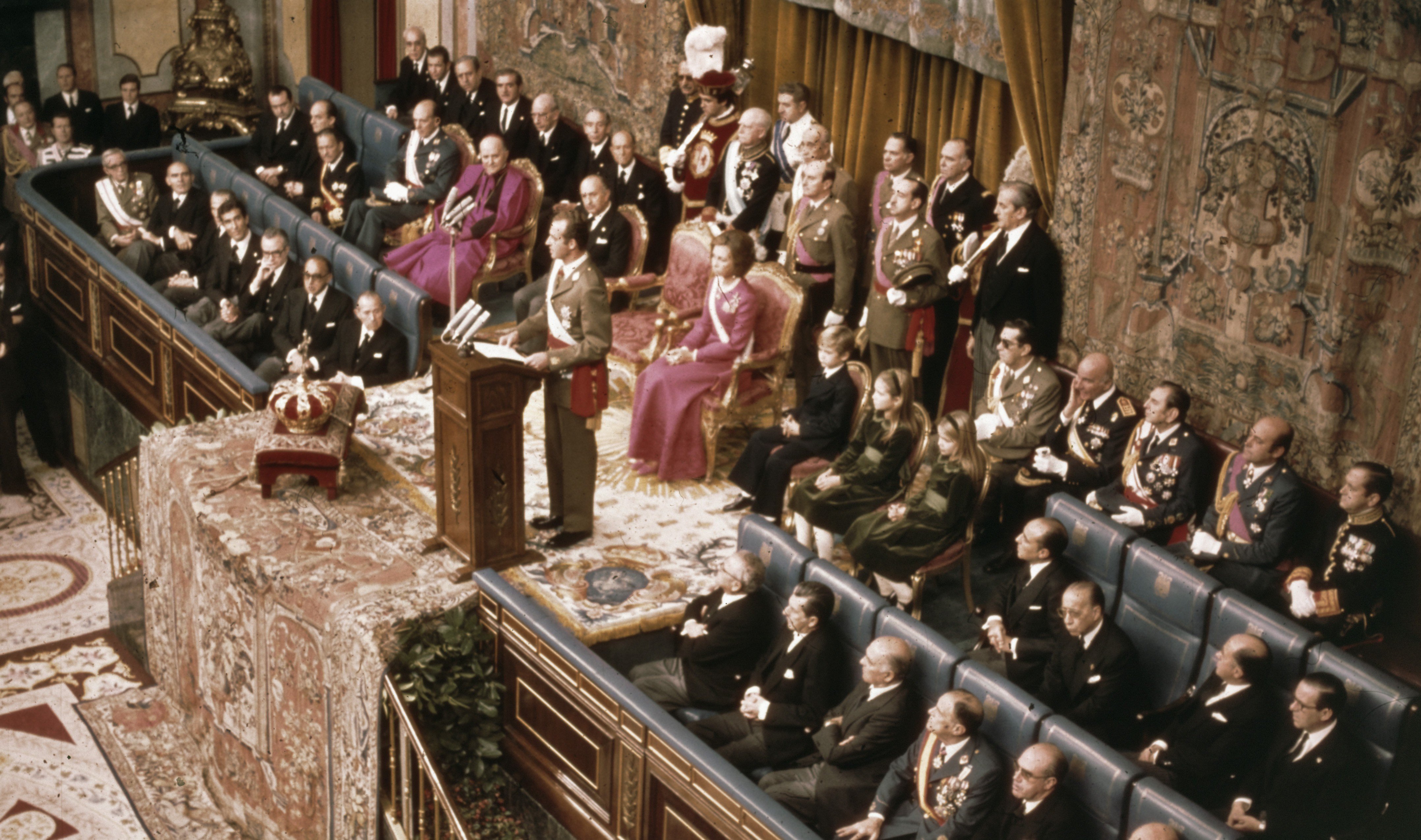 Juan Carlos I before the Cortes Españolas, during his proclamation as King on 22 November 1975, marking the beginning of the transition to democracy.
