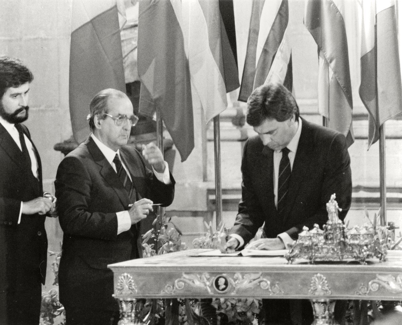 Felipe González signing the treaty of accession to the European Economic Community on 12 June 1985, a key step in Spain's integration into Europe.
