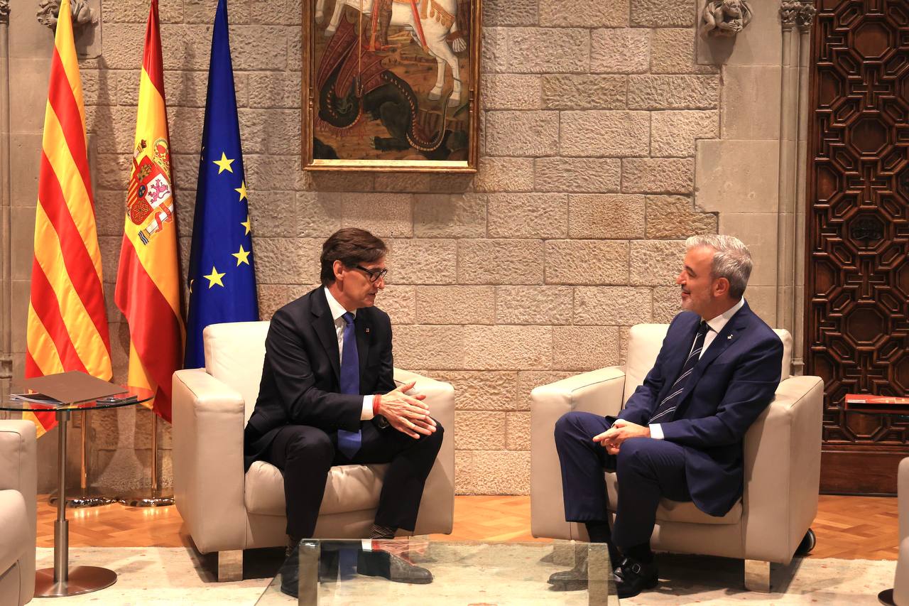 Salvador Illa, bekas menteri Kesihatan semasa pandemik COVID-19 dalam kerajaan campuran pertama di Sepanyol, dipilih sebagai presiden wilayah Catalonia bukan pro-kemerdekaan pertama dalam lebih sedekad, bersama datuk bandar Barcelona Jaume Collboni.