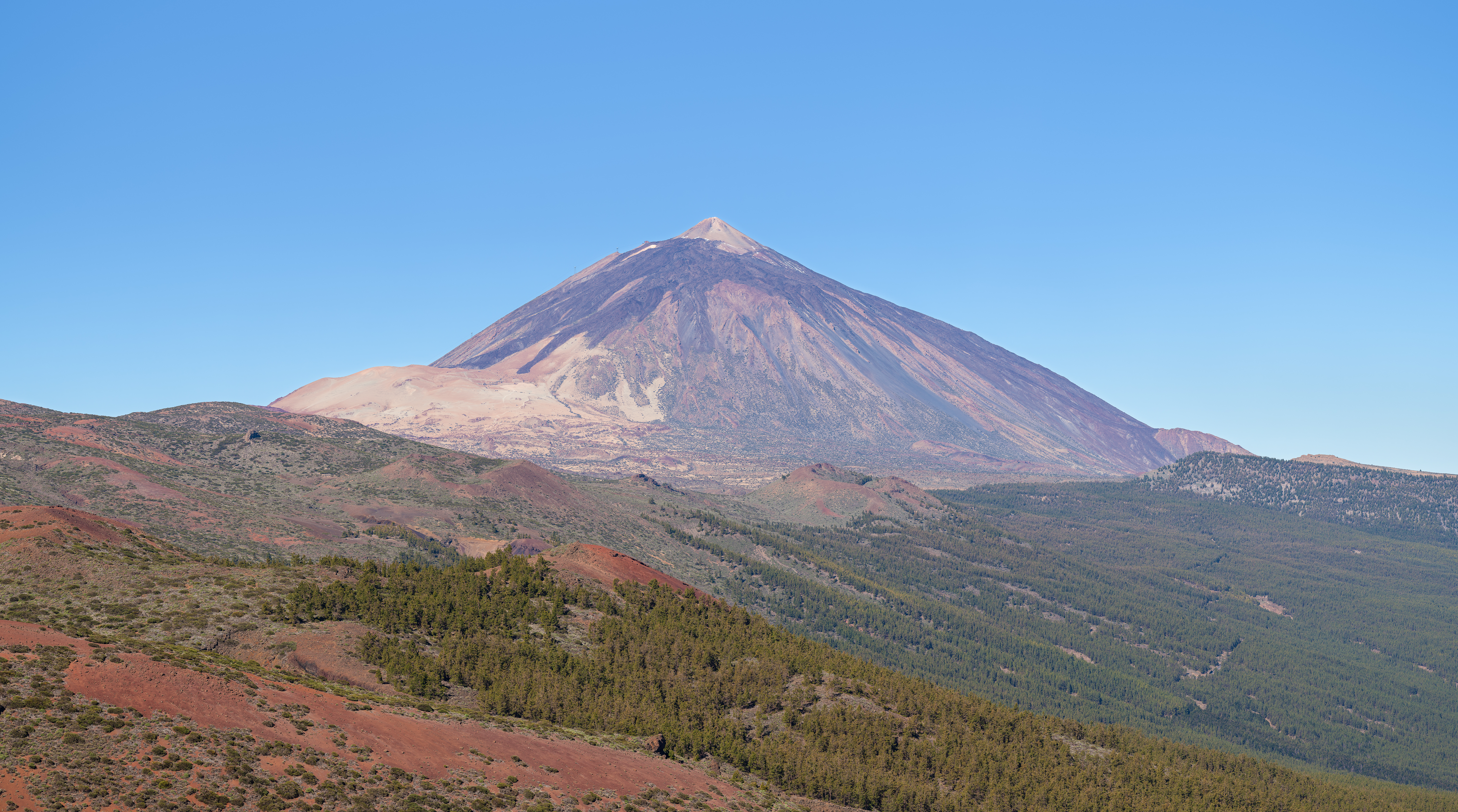 Teide, gunung berapi yang masih aktif di Tenerife, Kepulauan Canary, adalah puncak tertinggi di Sepanyol.